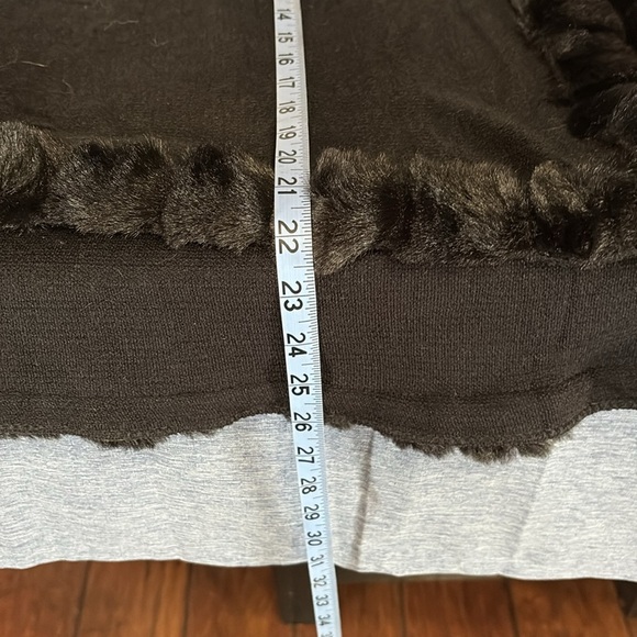 LeModa Women’s Faux Fur Lined and Collared One Size Fits Most Cape/Wrap - Picture 6 of 6